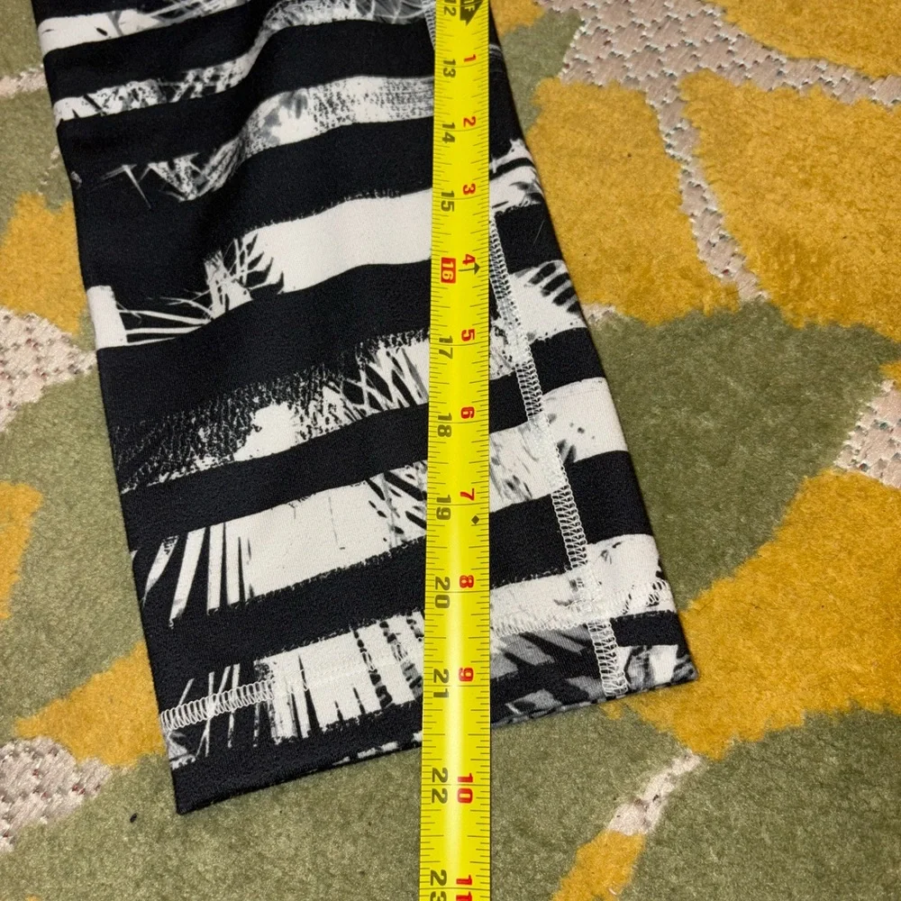 Lululemon Wunder Under Crop Leggings Black White Palm Stripe Print Size 10 - Picture 8 of 8